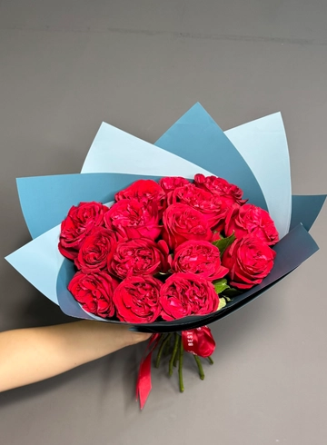 15 пионовидных роз в упаковке от интернет-магазина цветов в 