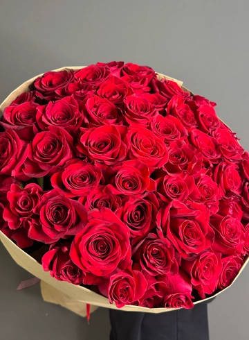 51 эквадорская роза в крафте 70 см от интернет-магазина цветов в 