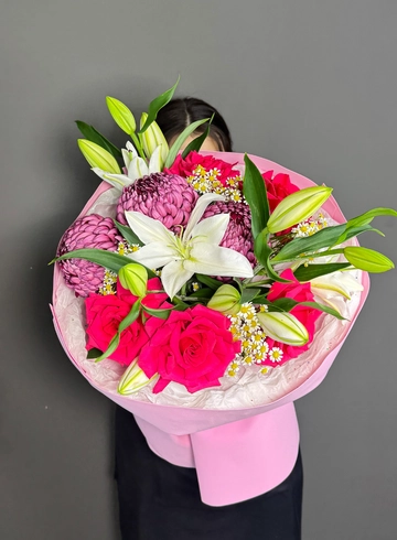 Букет с лилиями, французскими розами, хризантема бигуди и танацетумом от интернет-магазина цветов в 