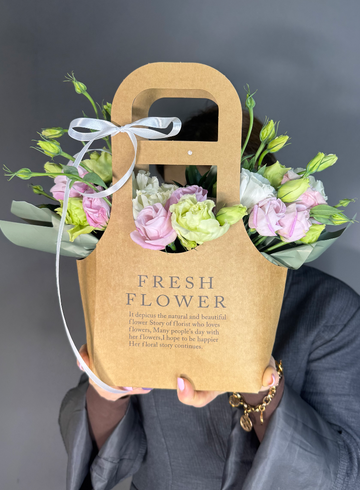 Сумочка с эустомой от интернет-магазина цветов в 