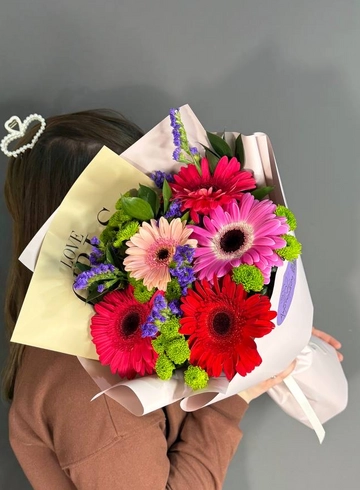 Букет с герберой, статицей, хризантемой сантини от интернет-магазина цветов в 