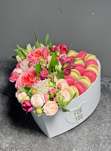 Короб сердце с макаронсами и премиальными цветами от интернет-магазина цветов в 