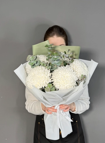 Букет с одноголовыми хризантемами и эвкалиптом от интернет-магазина цветов в 