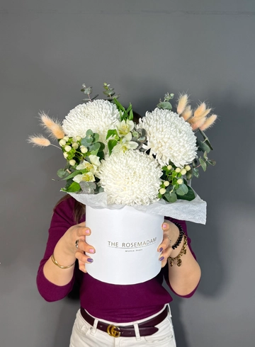 Коробка с хризантемой, эвкалиптом, гиперикум и лагурусом от интернет-магазина цветов в 