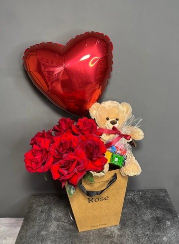 Набор из французских роз, мягкого мишки, шоколада, и шара сердце  от интернет-магазина цветов в 