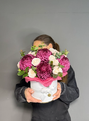 Коробка с хризантема бигуди и кустовыми розами от интернет-магазина цветов в 