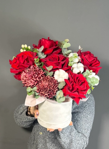 Шикарная коробка с французскими розами, хризантемой и хлопком от интернет-магазина цветов в 