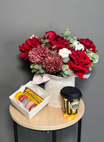 Шикарный набор из коробки цветов, макаронсы, эклер и капучино от интернет-магазина цветов в 
