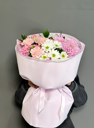 Нежный букет с хризантемами, диантусом и кустовыми розами от интернет-магазина цветов в 