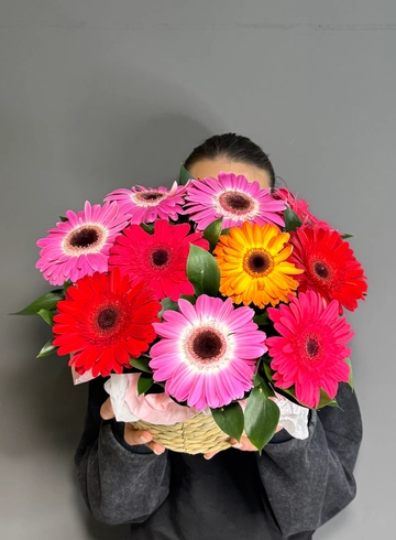 Корзина из 11 разноцветных гербер и рускуса от интернет-магазина цветов в 