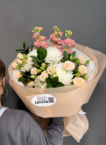 Букет с матиолой, хризантемой, кустовыми розами и озатамнусом от интернет-магазина цветов в 