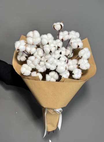Букет из воздушного хлопка в крафтовой упаковке от интернет-магазина цветов в 
