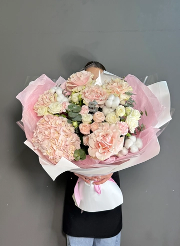 Букет гигант с французскими розами, гортензией кустовыми розами  от интернет-магазина цветов в 