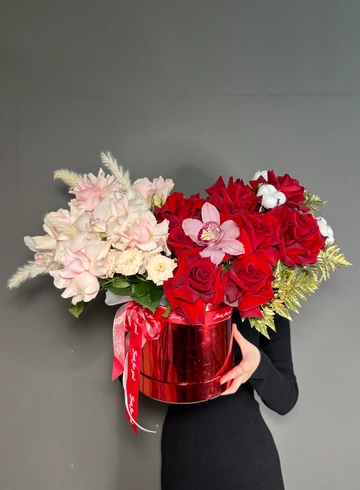 Роскошная коробка из французских роз с орхидеями и кустовыми розами  от интернет-магазина цветов в 