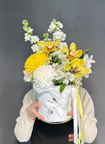 Коробка из орхидеи, матиоллы, хризантемы в бело-желтой гамме от интернет-магазина цветов в 
