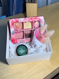 Набор с премиум бельгийским шоколадом ручной вы работы, медом и мини букетиком из сухоцвктов от интернет-магазина «» в 