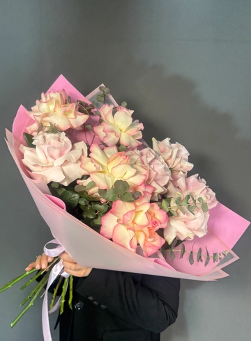 Букет из 9 французских роз и эвкалипта от интернет-магазина цветов в 