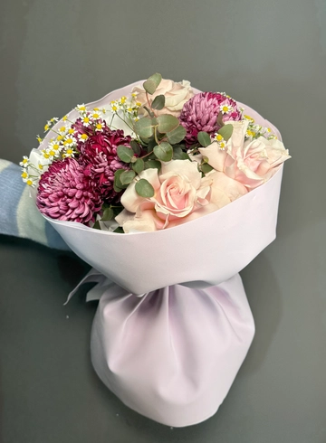 Нежный букет с французским розами, хризантемами бигуди и танацетумом  от интернет-магазина цветов в 