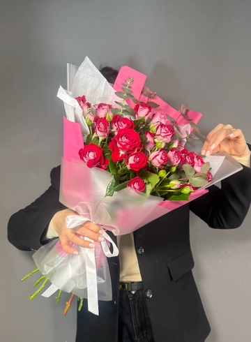 Букет из 7 кустовых роз  от интернет-магазина цветов в 