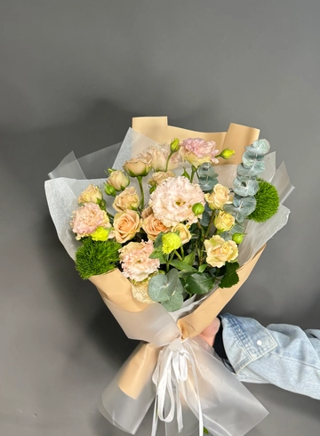 Букет с кустовой розой, эустомой и гвоздикой киви  от интернет-магазина цветов в 