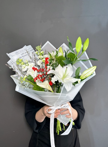 Экзотический букет с лилией, илексом, каллой, маттиолой  от интернет-магазина цветов в 