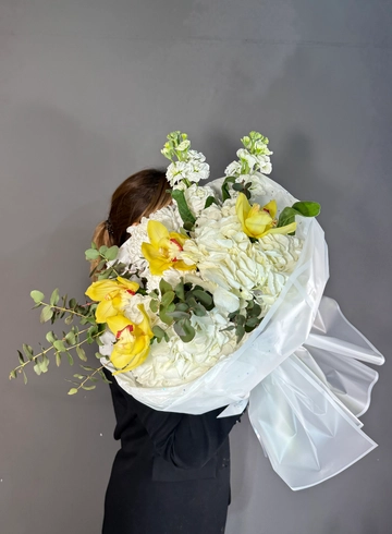 Авторский букет с орхидей, гортензией и хризантемой от интернет-магазина цветов в 