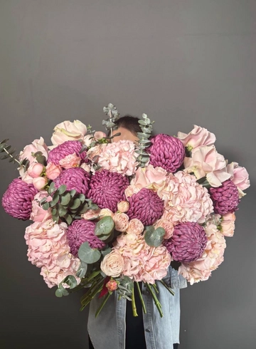 Букет гигант из французаких, кустовых роз, гортензии, хризантемы бигуди  от интернет-магазина цветов в 