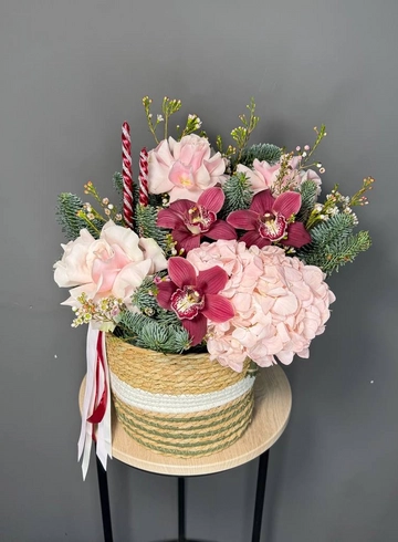 Роскошная корзина с орхидеей, французскими розами, нобилесом от интернет-магазина цветов в 