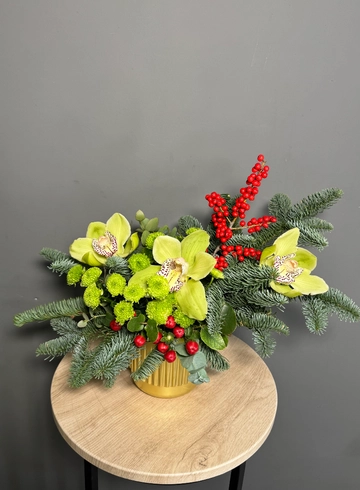 Композиция с орхидеей и илексем от интернет-магазина цветов в 