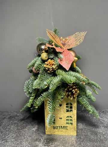 Елка в домике от интернет-магазина цветов в 