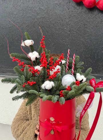 Зимняя композиция с илексом, хлопком и свечами от интернет-магазина цветов в 