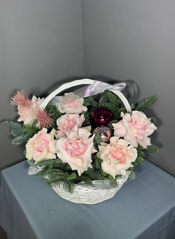 Зимняя корзина с французскими розами, нобилесом  от интернет-магазина цветов в 