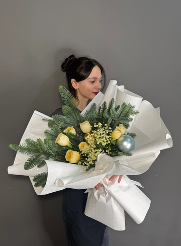 Зимний букет с розами и нобилисом  от интернет-магазина цветов в 