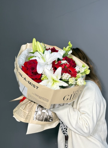 Букет с лилией, эустомой, французскими розами и экзотикой от интернет-магазина цветов в 