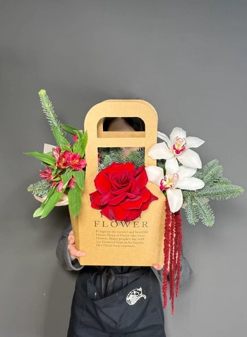 Композиция с нобилисом, орхидеей и французской розой от интернет-магазина цветов в 