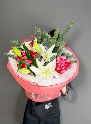 Букет с французскими розами, лилией и нобилисом  от интернет-магазина цветов в 