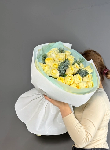 Букет из 25 лимонных роз с нобилесом  от интернет-магазина цветов в 