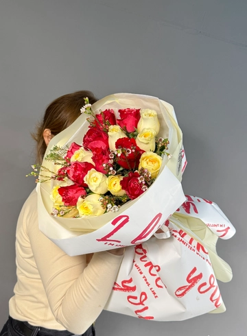 Букет из 21 розы с хамелациумом от интернет-магазина цветов в 