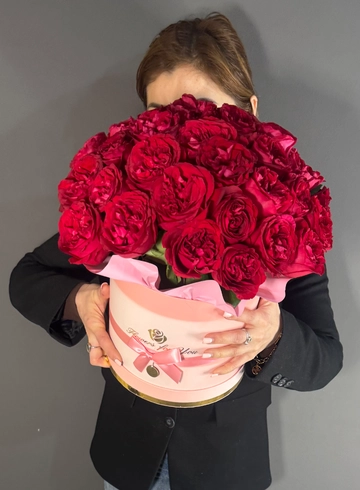 Композиция из 35 пионовидных роз  от интернет-магазина цветов в 