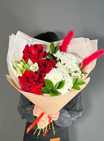 Букет с французскими розами, хризантемой и тростником от интернет-магазина цветов в 