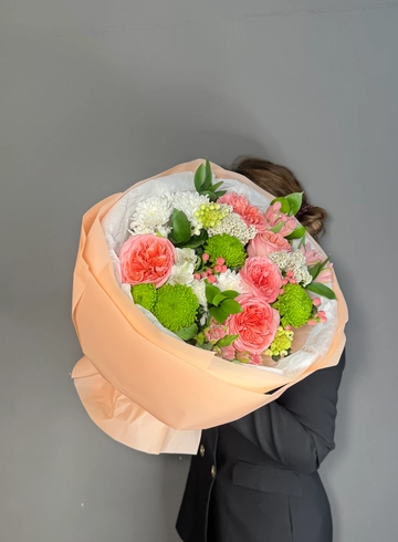 Авторский букет с экзотикой: пионовидные розы, озатамнус, орнитогалумом, хризантемой от интернет-магазина цветов в 