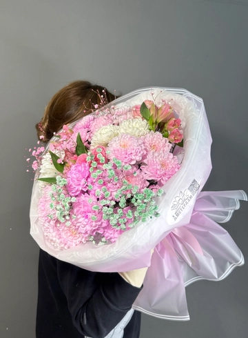 Букет с хризантемами, кустовыми розами и гипсофилой от интернет-магазина цветов в 