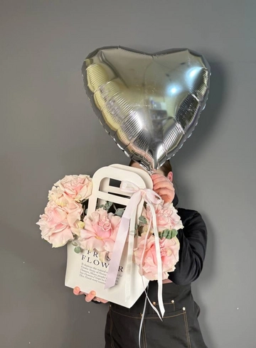 Сумочка с французскими розами и фольгированным шаром сердце  от интернет-магазина цветов в 