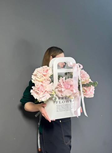 Сумочка с французскими розами от интернет-магазина цветов в 