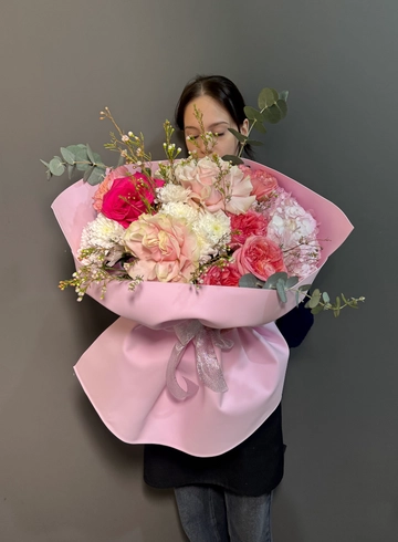 Роскошный букет с премиальными розами от интернет-магазина цветов в 