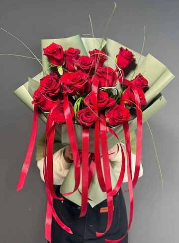 Букет из 15 роз с лентами от интернет-магазина цветов в 