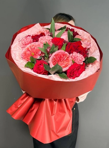 Яркий букет из роз от интернет-магазина цветов в 