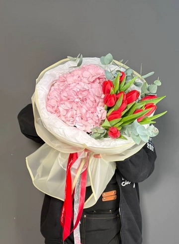 Букет из ярких тюльпанов и гортензии от интернет-магазина цветов в 