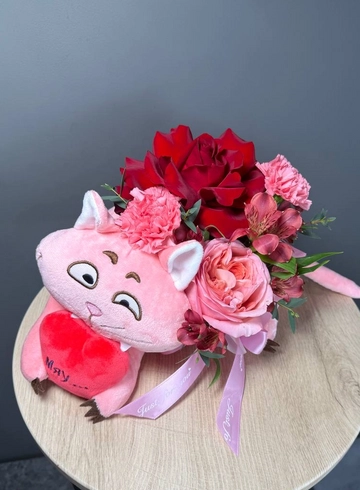 Цветы и котик дарю любовь  от интернет-магазина цветов в 