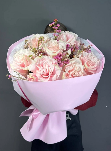 Букет из нежных французских роз и хамелациумом от интернет-магазина цветов в 